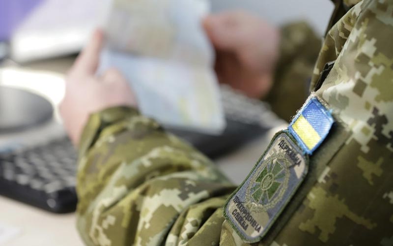 Виїзд за кордон чоловіків: опіка, супровід та постійний догляд