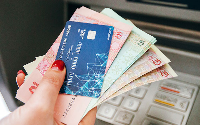 Повернення коштів, незаконно списаних шахраями з банківської картки
